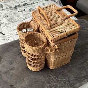 ***LAST CHANCE!*** Vintage picnic basket with wine stake glass holder